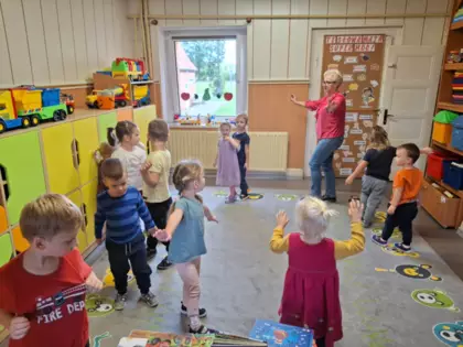 Pani z Biblioteki prowadzi zabawę dla dzieci z przedszkola.