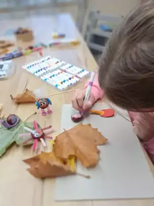 Dziewczyna maluje markerami kasztanka.