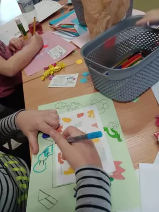 Uczestnicy zajęć w trakcie pisania listów.