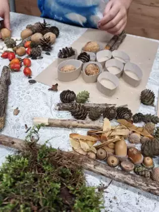 Wyklejanie drzewa darami natury.