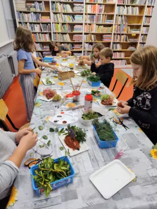 Dzieci wykonują prace plastyczne.