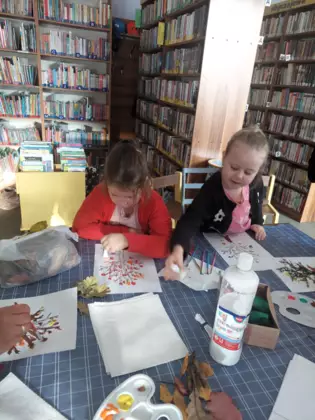 Uczestniczki zajęć ozdabiają drzewa.