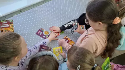 W kuchni w przyprawach dzieci szukają kolejnej podpowiedzi.