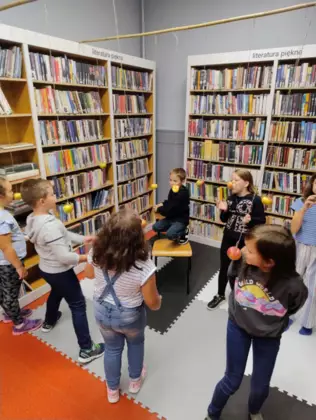 Zabawy z jabłuszkiem.