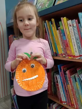 Dziewczynka ze swoją pracą plastyczną.