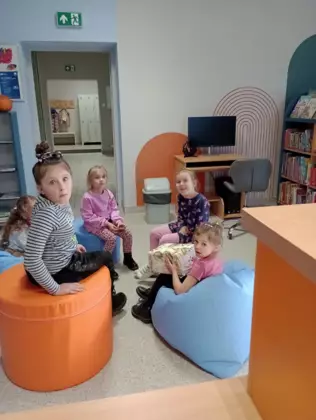 Dzieci rozmawiają o pracy listonosza i działaniu poczty.