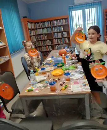 Dwie dziewczynki w trakcie pracy pokazują co już mają zrobione.