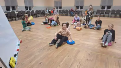 Zabawy dzieci na sali zabaw.