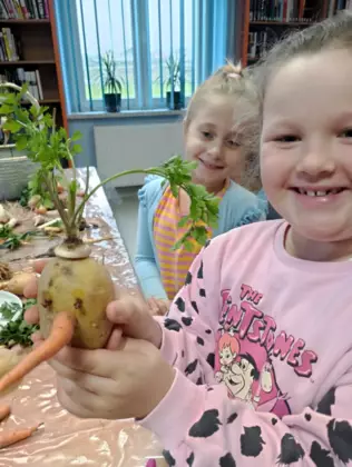 Dziewczynka prezentuje swojego zwierzaka-cudaka.