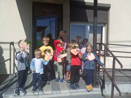 Przedszkolaki przed biblioteką.