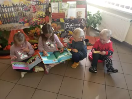 Dzieci oglądają książeczki.