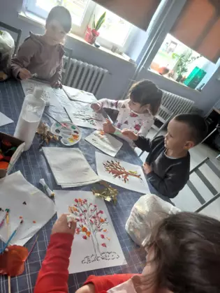 Dzieci w trakcie pracy plastycznej.