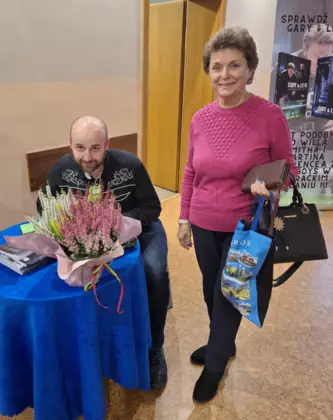 Kamil Sobik podpisuje swoje książki.