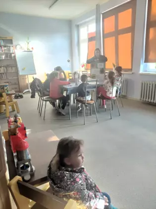 Dzieci rozmawiają o tym jak ważne są drzewa.