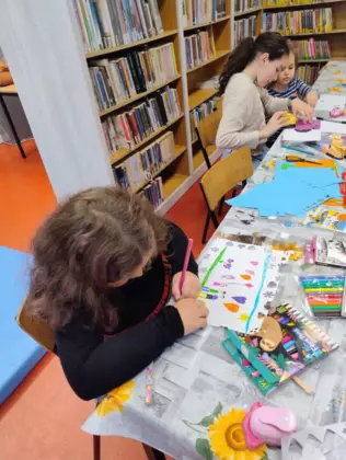 Dziewczynki malują obrazki dla bliskich.