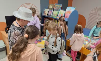 W znalezionej książce dzieci szukają podpowiedzi.