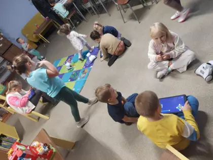 Dzieci bawią się robotami.