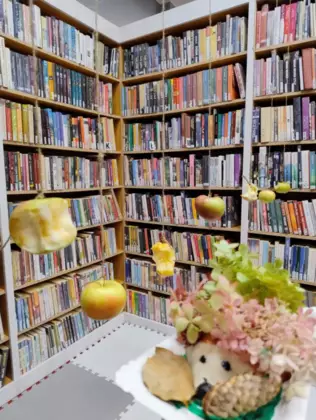 Zabawy z jabłuszkiem.