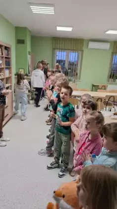 Dzieci ustawiają się w kolejce do kolejnego konkursu.