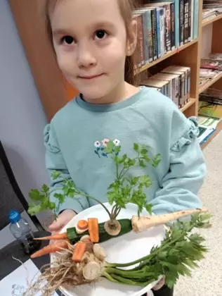 Dziewczynka prezentuje swojego zwierzaka-cudaka.