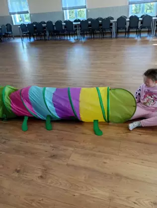 Dzieci przechodzą przez tunel. Zabawa ruchowa.