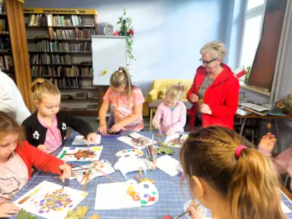 Dzieci w trakcie pracy plastycznej.