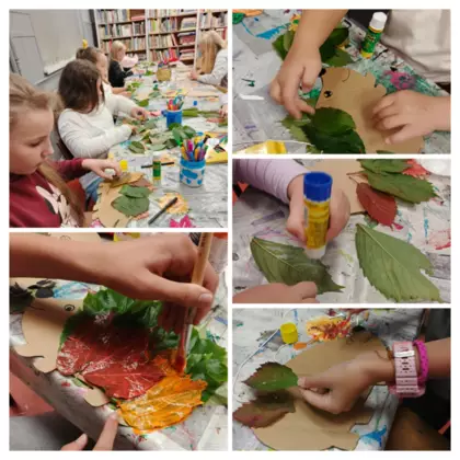 Mali artyści tworzą jesienne jeże z papieru i kolorowych liści.