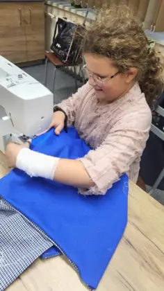 Dziewczynka szyje na maszynie.