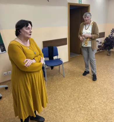 Poetka śpiewa razem z uczestniczką spotkania