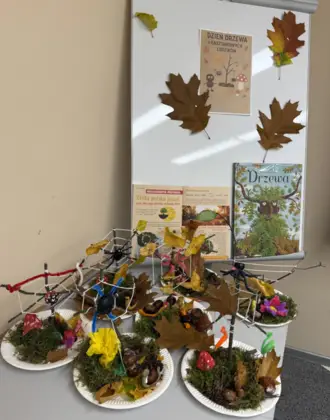 Zbiór jesiennych prac dzieci prezentowany razem z gazetką