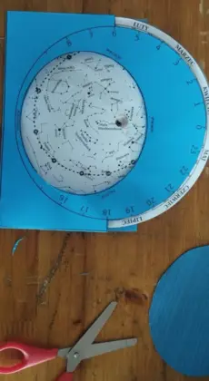 Obrotowa mapa nieba zrobiona przez uczniów.
