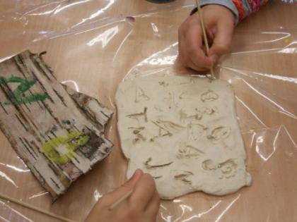 pisanie na tabliczce glinianej