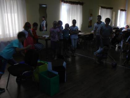 Rzucanie piłką do celu na punkty - gra zespołowa