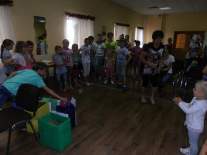 Rzucanie piłką do celu na punkty - gra zespołowa