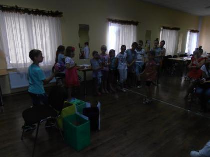 Rzucanie piłką do celu na punkty - gra zespołowa