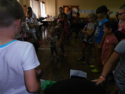 Rzucanie piłką do celu na punkty - gra zespołowa