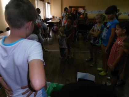 Rzucanie piłką do celu na punkty - gra zespołowa