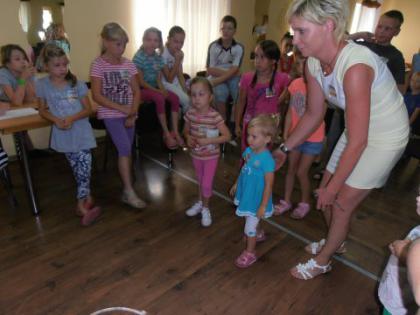 Rzucanie piłką do celu na punkty - gra zespołowa