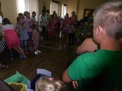 Rzucanie piłką do celu na punkty - gra zespołowa