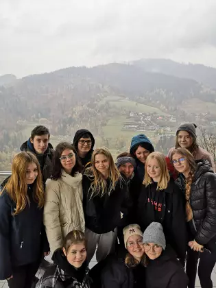 Grupa młodzieży na wycieczce w górach.