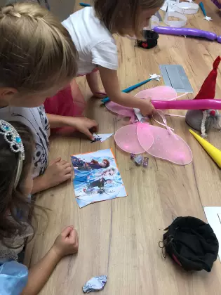 Dzieci na warsztatach układają puzzle.