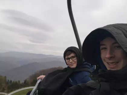 Dwóch nastolatków na wyciągu na Czantorii w Ustroniu. 