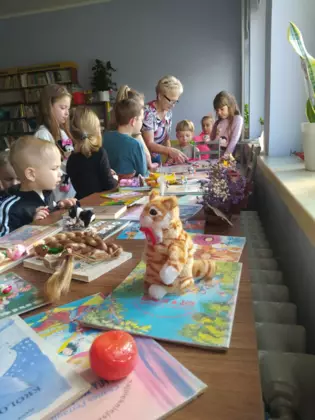 Zajęcia bajkowe w bibliotece.