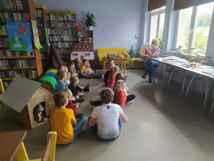 Uczestnicy słuchają czytanej bajeczki.