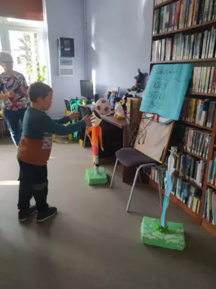 Dzieci rzucają do kosza piłką.