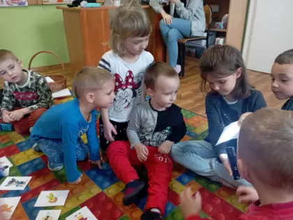 Przedszkolaki rozwiązują zagadki związane z bohaterami bajkowymi.
