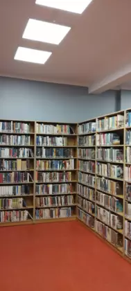 Półki z książkami