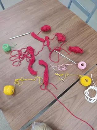 Włóczka i szydełko.