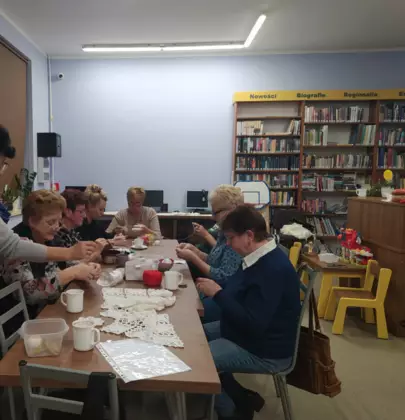 Panie szydełkują ozdoby w bibliotece.