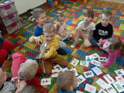 Przedszkolaki rozwiązują zagadki o postaciach z bajek.